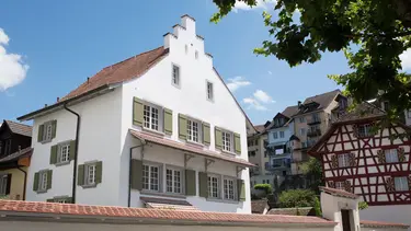 Bâtiment historique avec façade crépie blanche en état rénové
