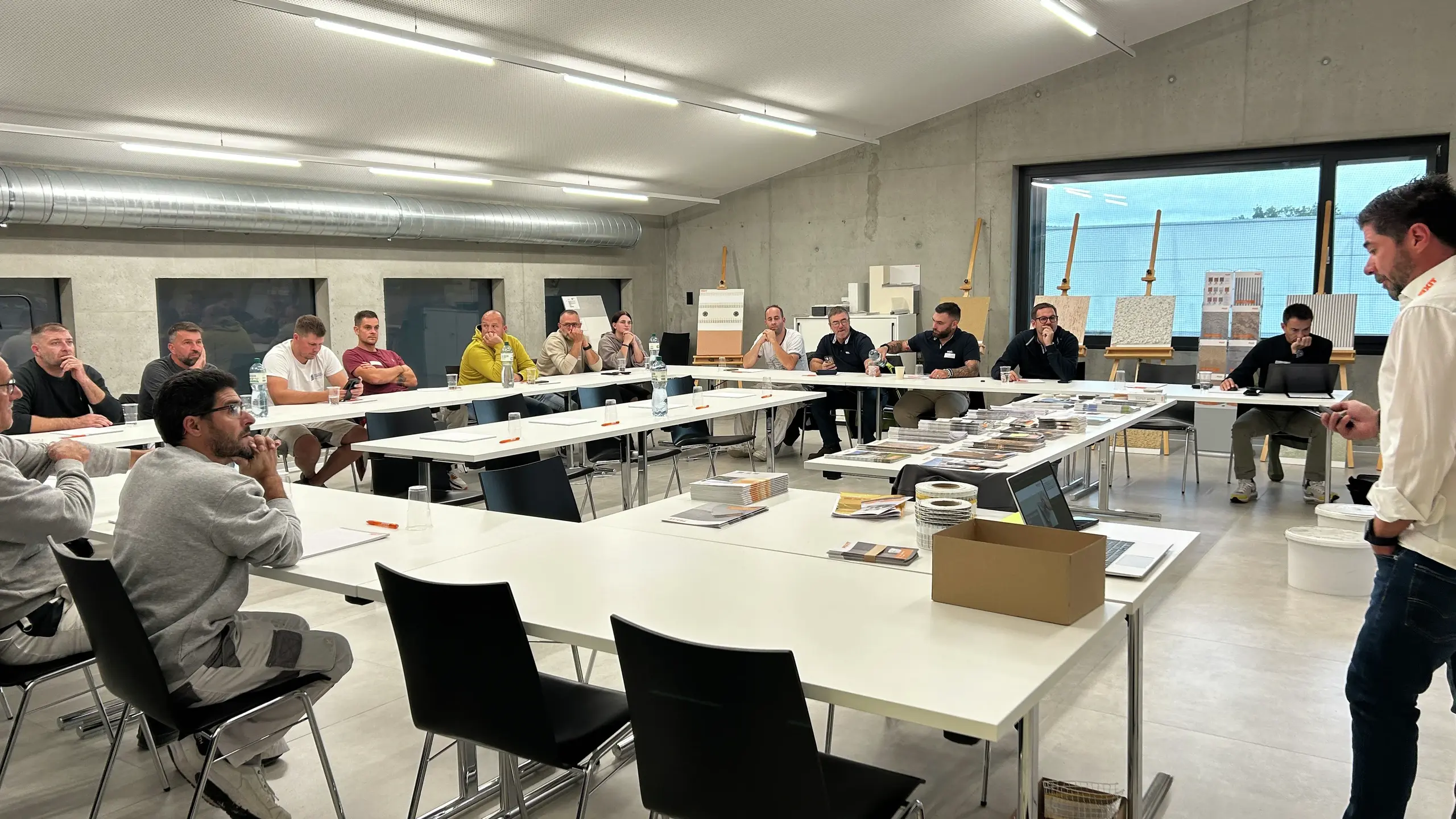 Vue d'ensemble de la salle de séminaire de la HGC Cortaillod avec les participants au Fixit-Impuls-Flash assis en U.