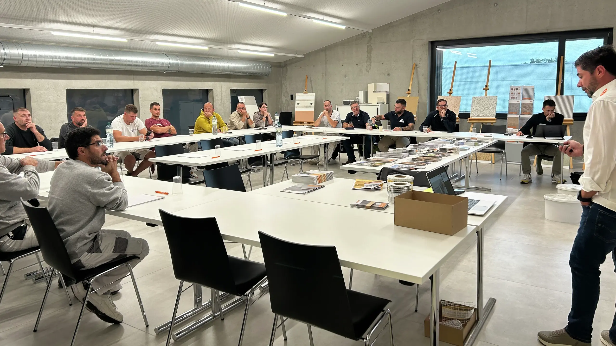 Vue d'ensemble de la salle de séminaire de la HGC Cortaillod avec les participants au Fixit-Impuls-Flash assis en U.