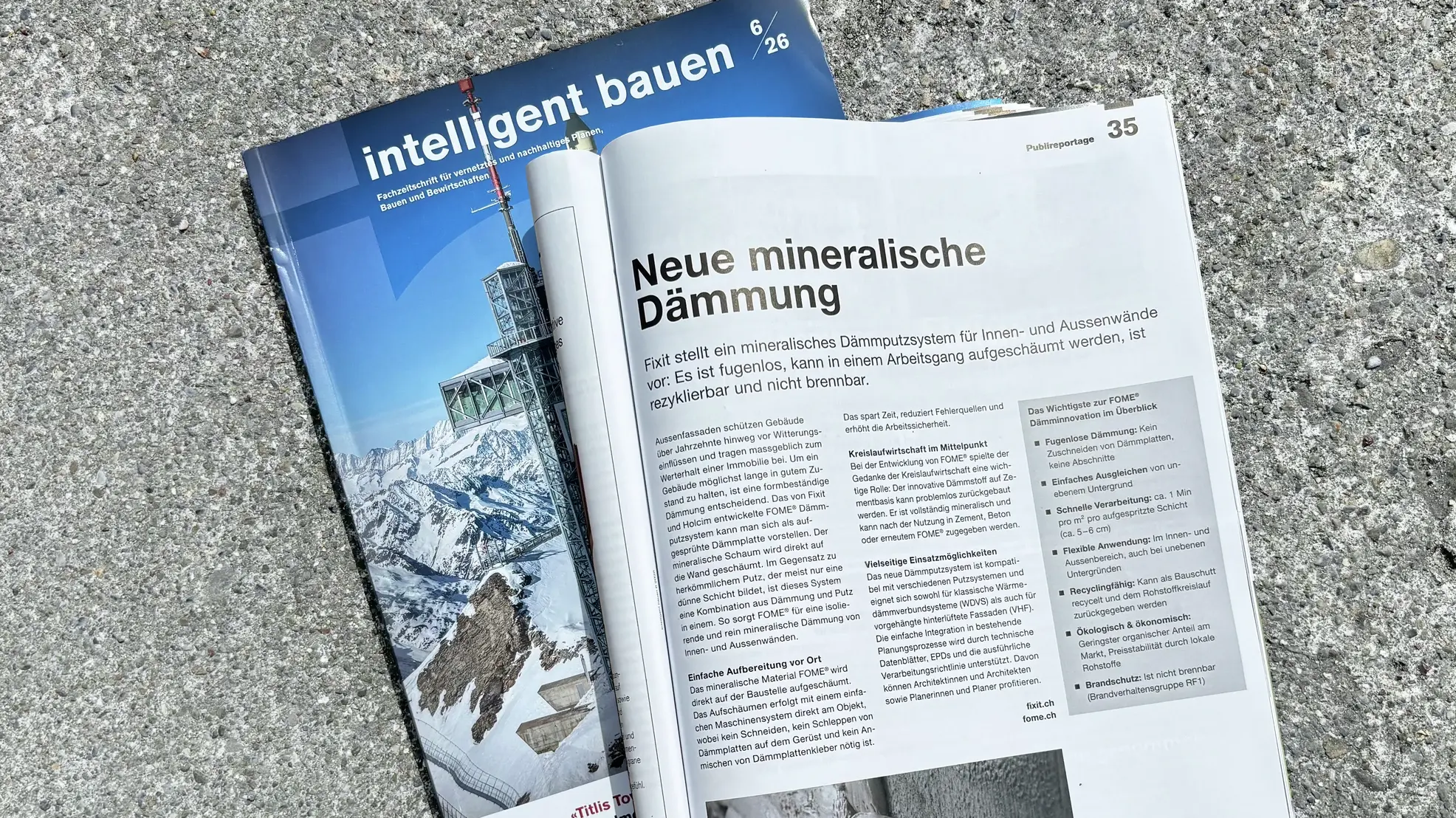 Magazin intelligent bauen liegt mit dem Bericht zu FOME® aufgeklappt auf dem Betonboden