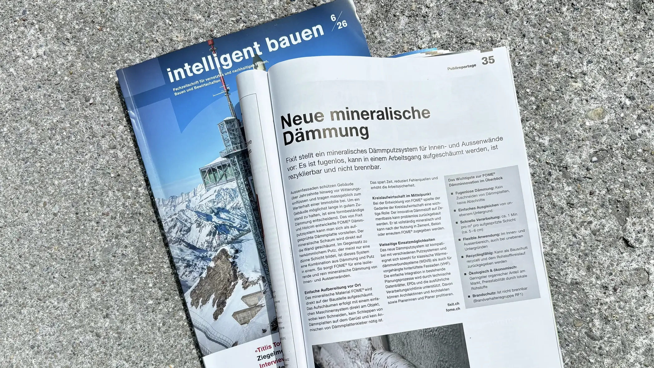 Magazin intelligent bauen liegt mit dem Bericht zu FOME® aufgeklappt auf dem Betonboden