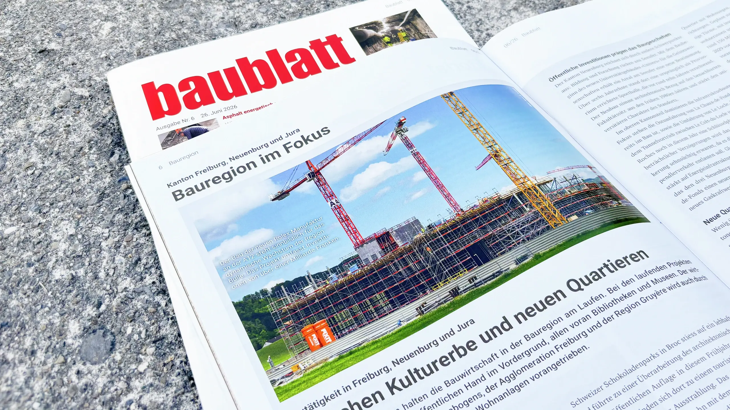 Magazin baublatt liegt mit dem Foto einer Baustelle und zwei Fixit Silos von Jean-A. Luque auf dem Boden