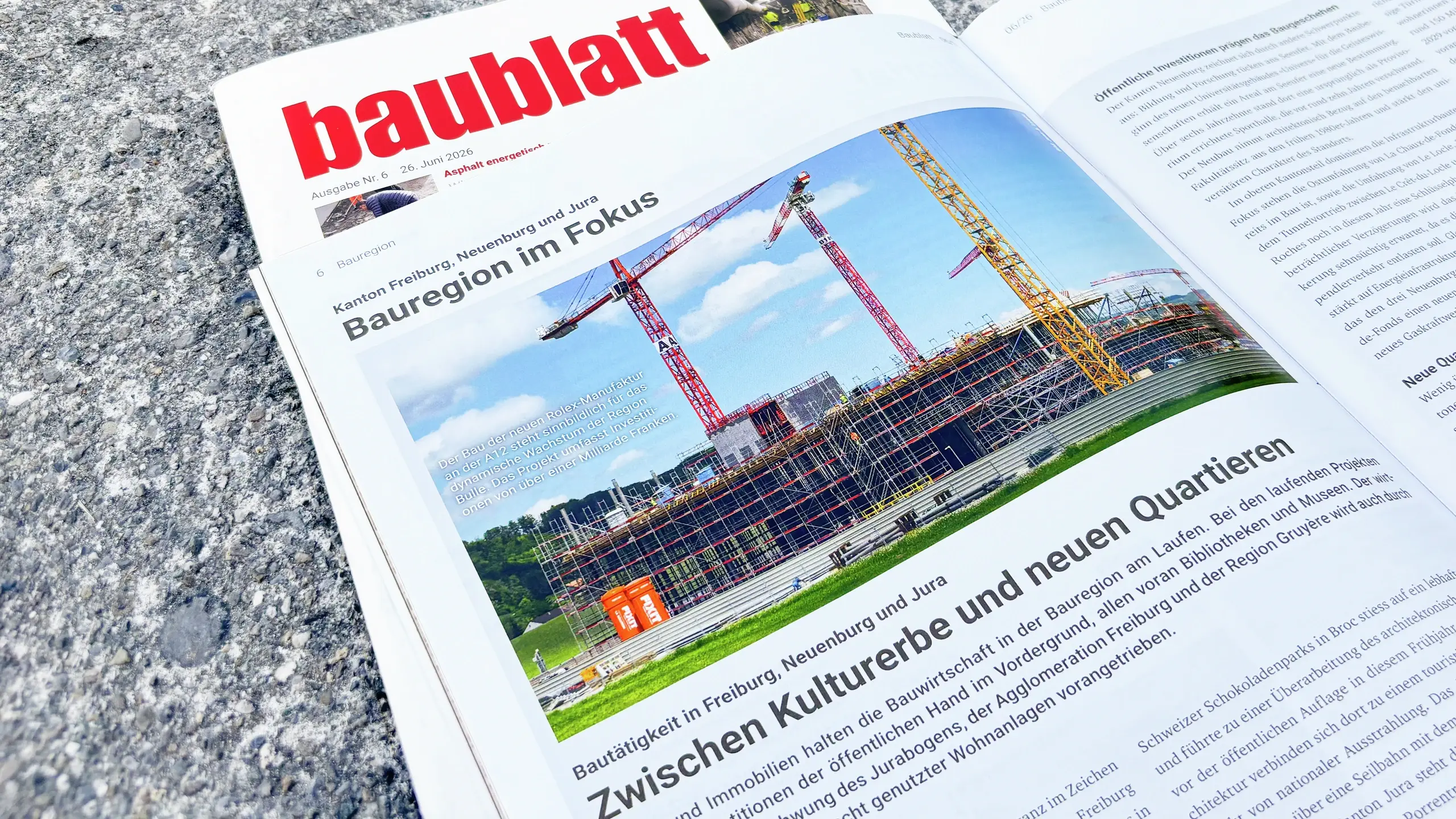 Magazin baublatt liegt mit dem Foto einer Baustelle und zwei Fixit Silos von Jean-A. Luque auf dem Boden