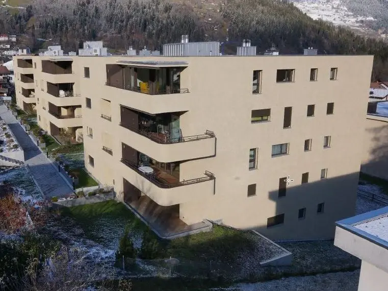 Vue des balcons avec la façade crépie de couleur beige