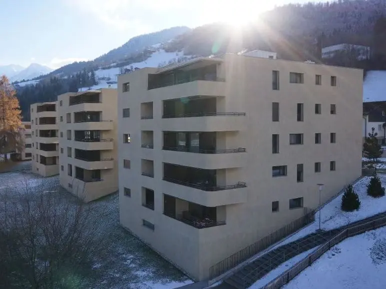 Vue des bâtiments depuis le bas, à contre-jour