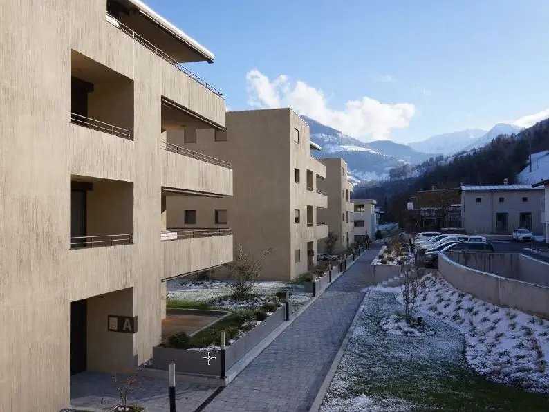 Vue détaillée de la façade crépie sous le soleil