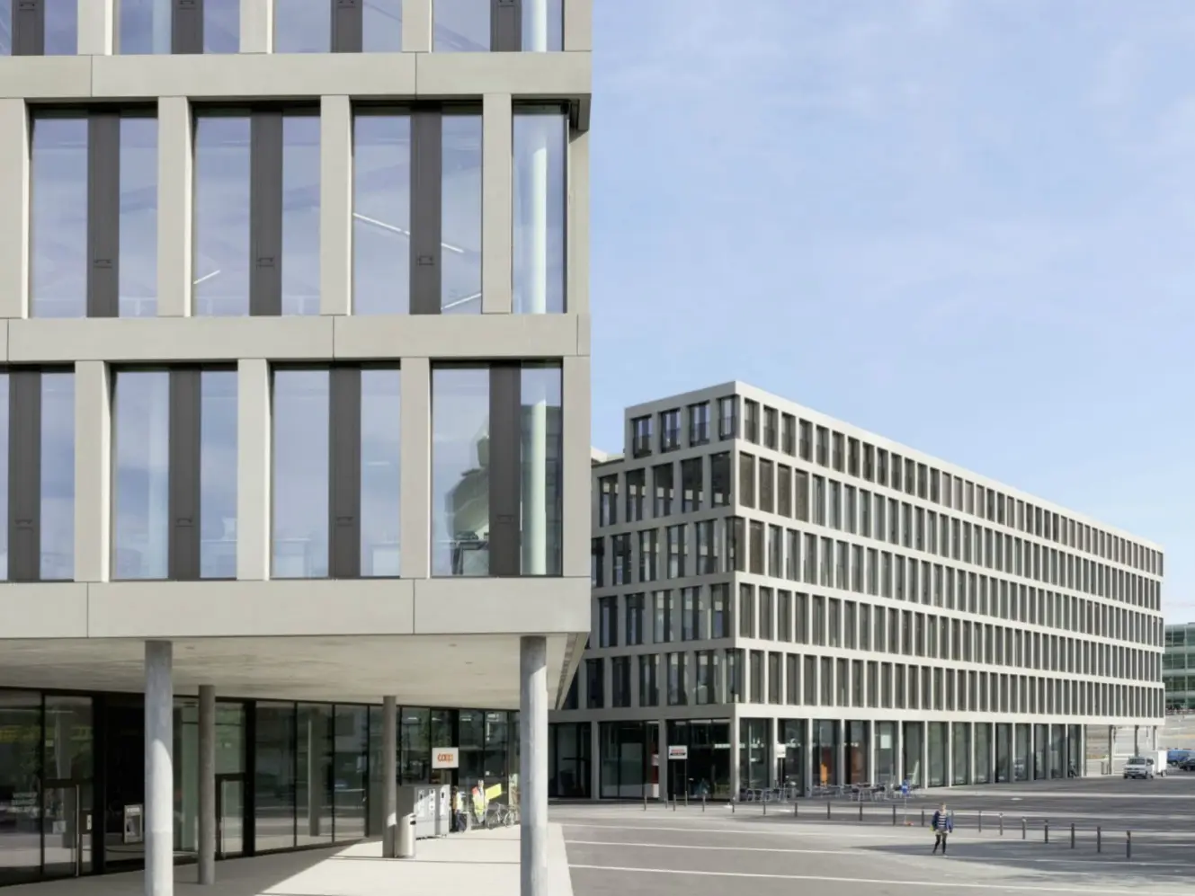 Detailansicht der Fassade und den Fensterflächen, zweites Gebäude im Hintergrund