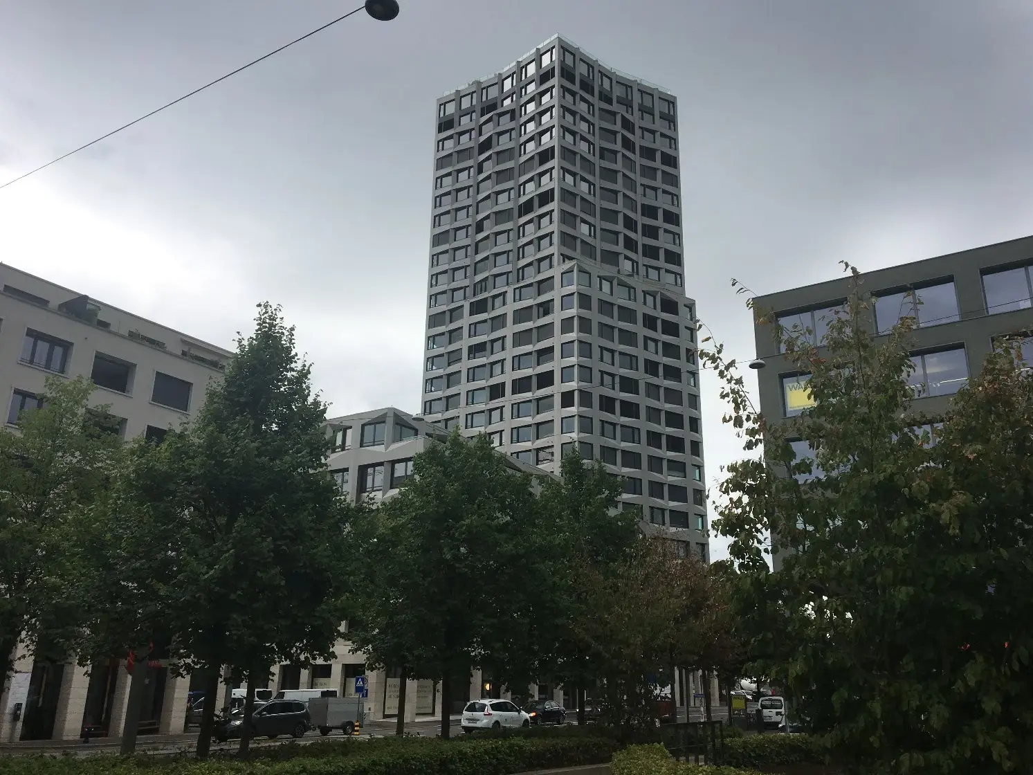 Limmattower bei bewölktem Himmel
