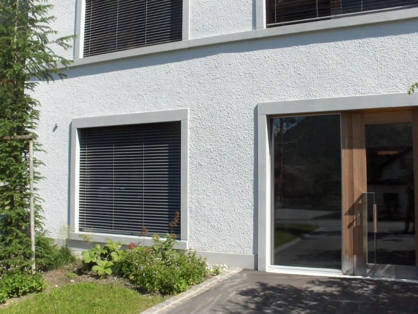 Vue détaillée des embrasures de fenêtres et de l'enduit de finition