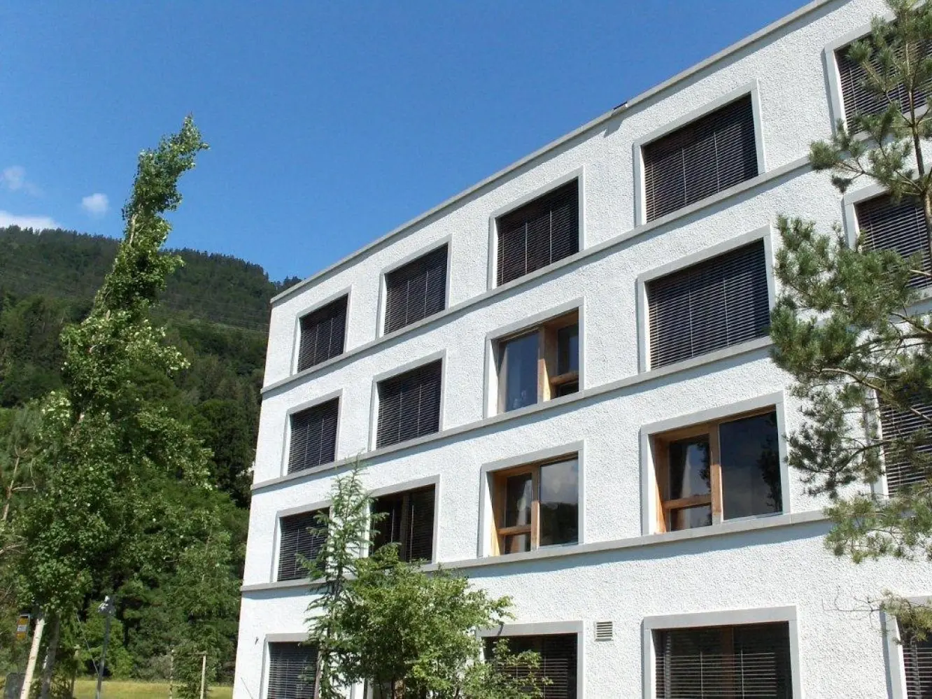 Vue détaillée de la façade enduite de blanc