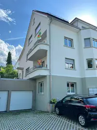 Inquadratura ravvicinata della metà sinistra dell'edificio con le porte dei garage