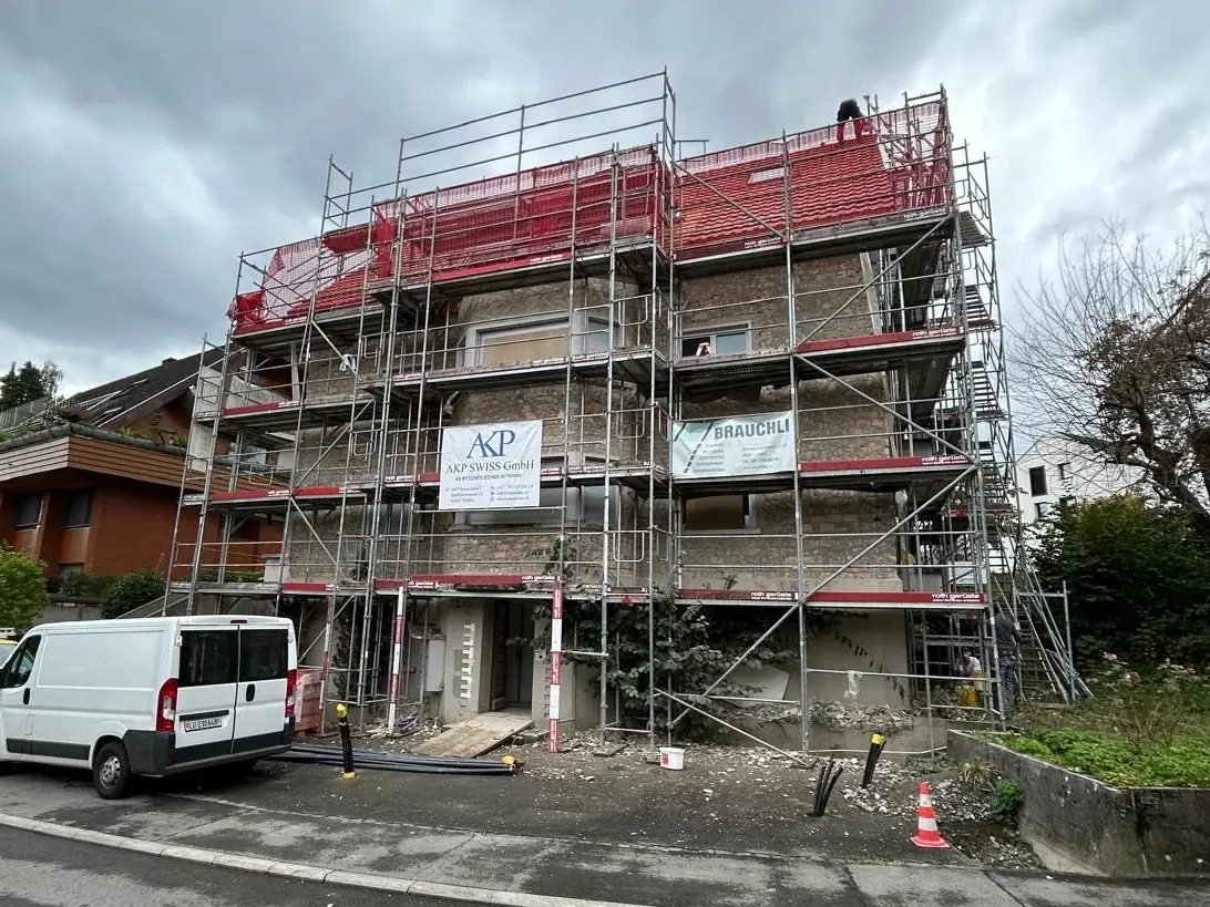 L'edificio con le impalcature prima dei lavori di intonacatura