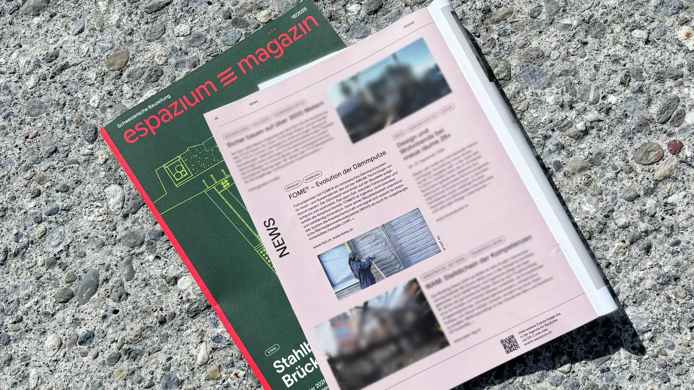Le magazine espazium, ouvert à la page consacrée à FOME®, repose sur le sol en béton.