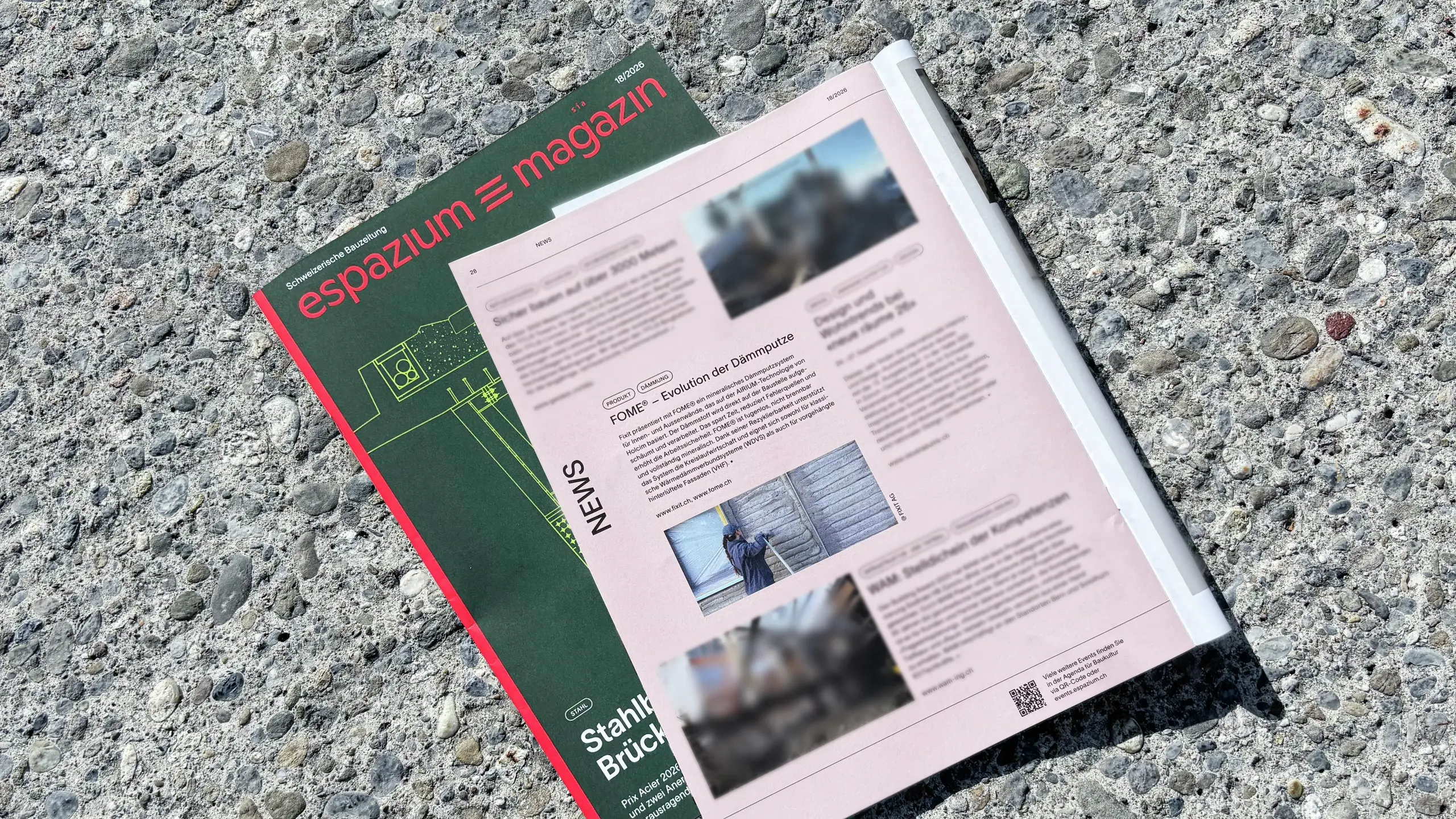 Le magazine espazium, ouvert à la page consacrée à FOME®, repose sur le sol en béton.