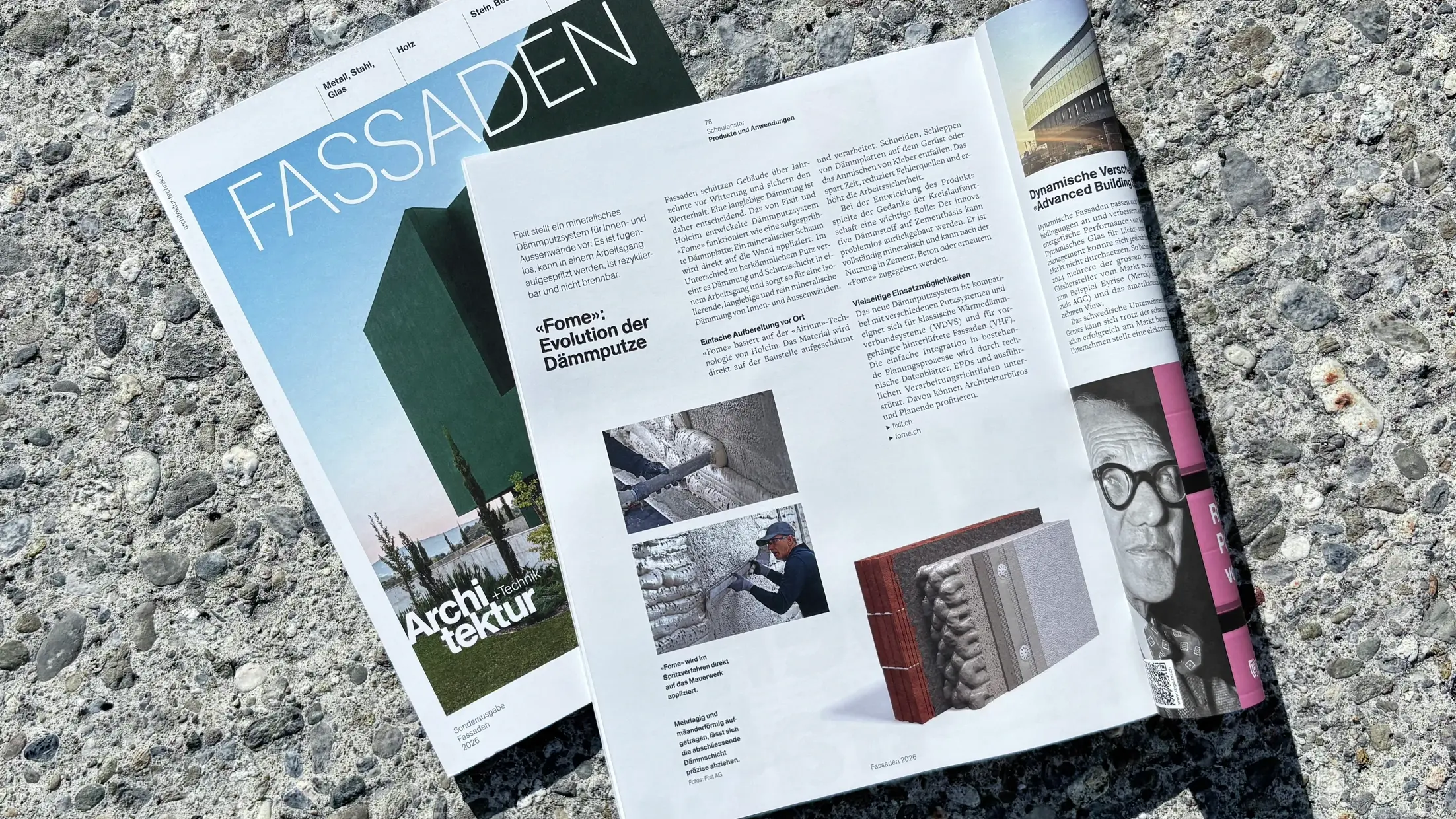 Le numéro spécial « FASSADEN », ouvert à la page consacrée à FOME®, repose sur le sol en béton