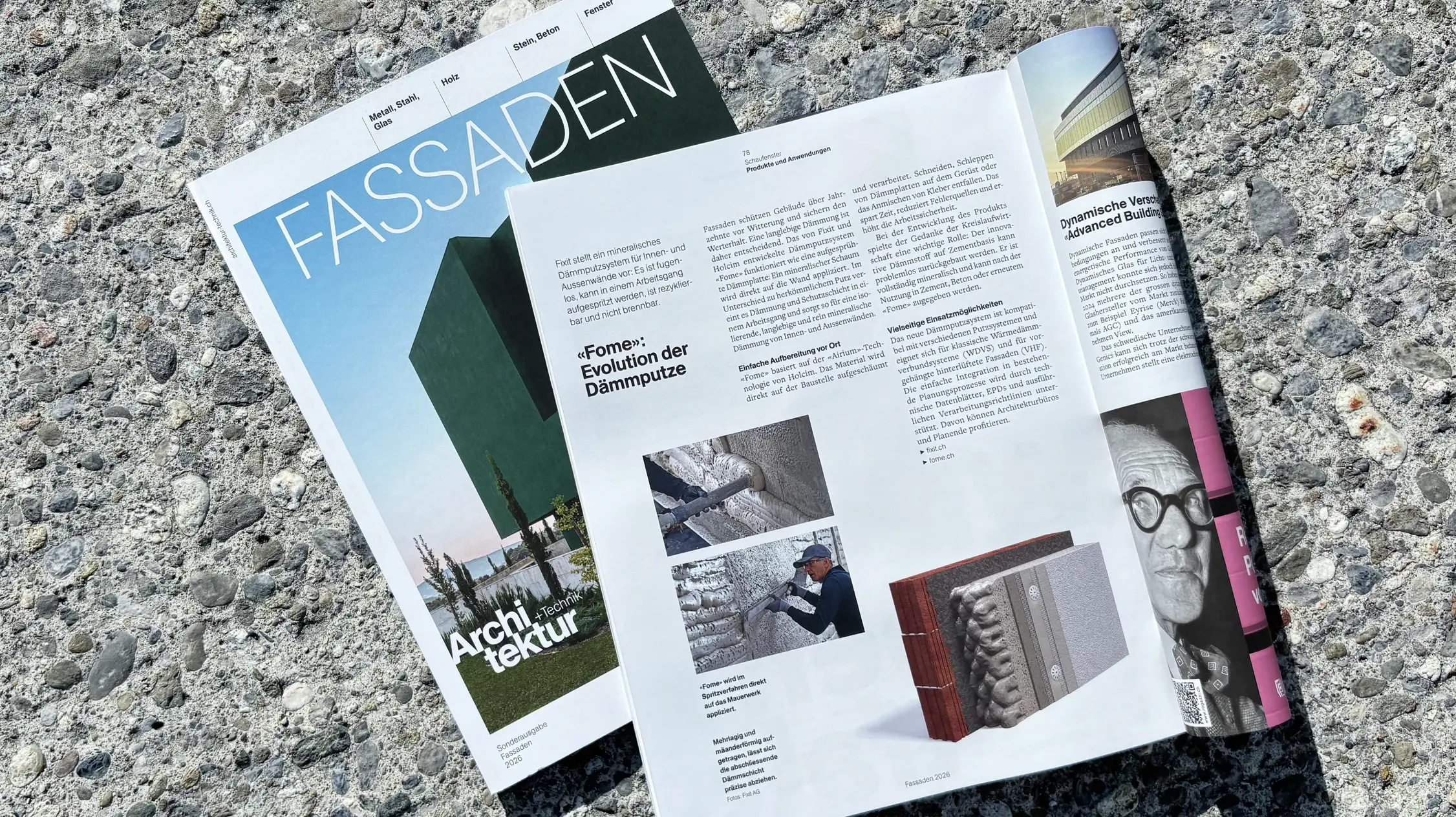 Le numéro spécial « FASSADEN », ouvert à la page consacrée à FOME®, repose sur le sol en béton