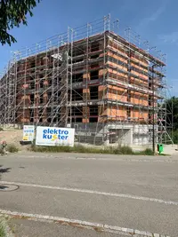 L'immeuble d'habitation échafaudé par beau temps