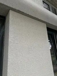 Gros plan sur une jonction de façade