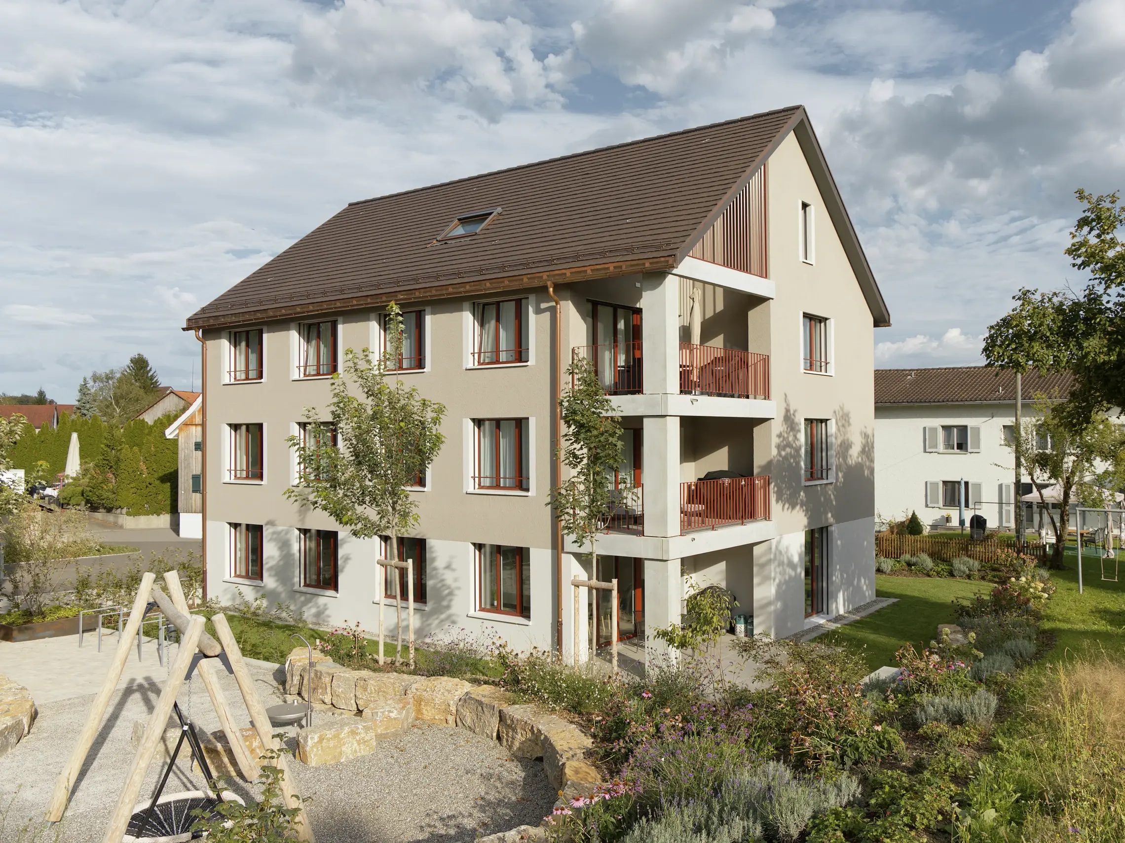 Vue d'ensemble du bâtiment avec ses balustrades de balcon rouges