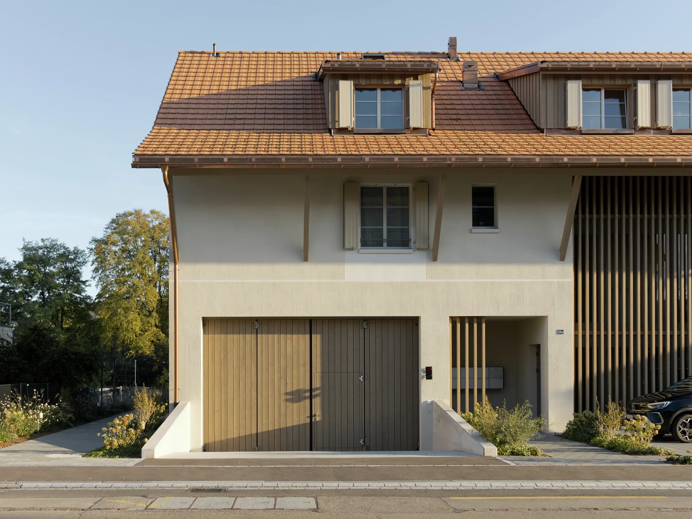 Detailansicht der Garageneinfahrt mit Holztor