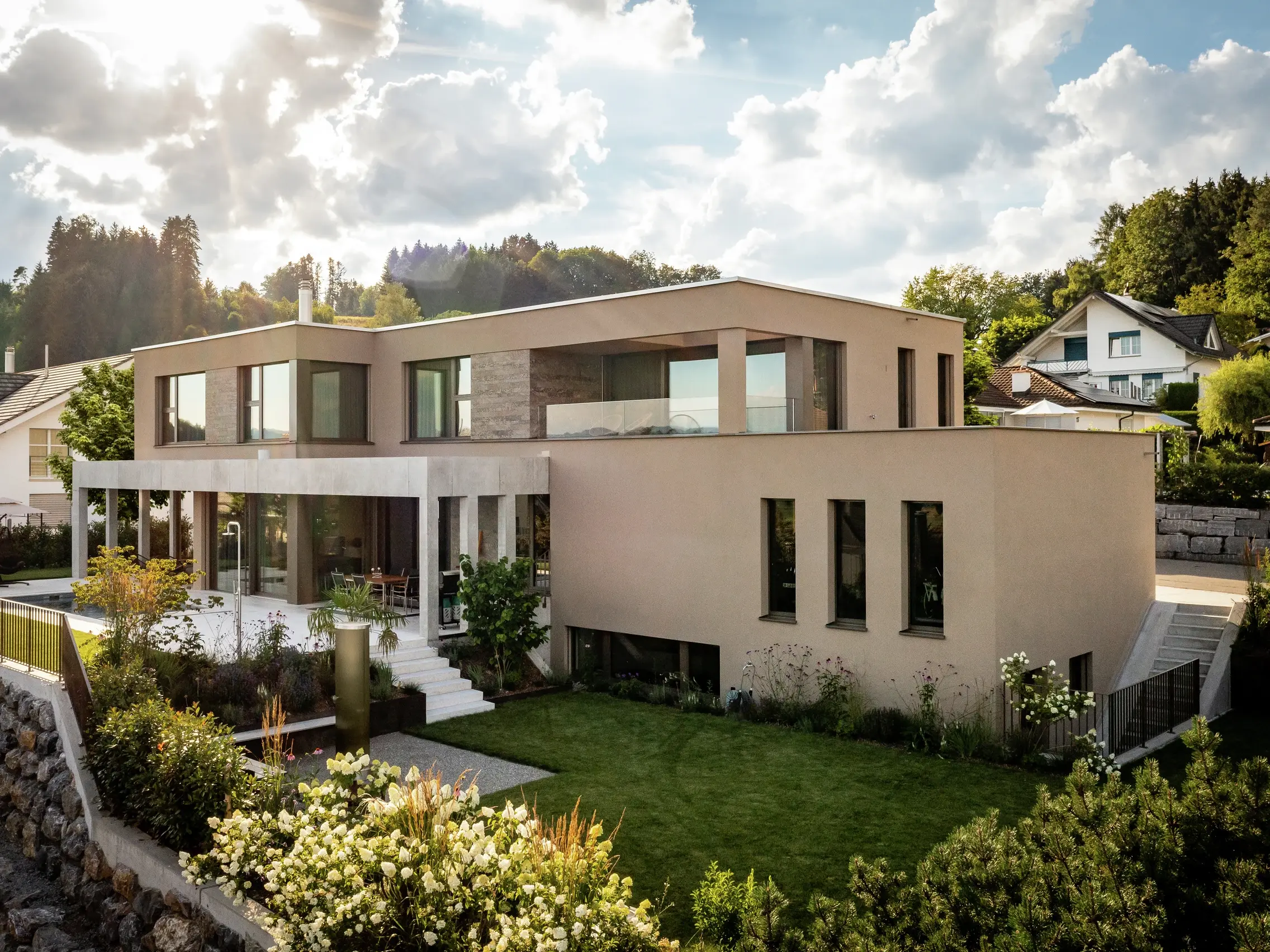 Im Tageslicht strahlt die Villa eine sanfte Wärme aus, der beige Farbton fügt sich perfekt ein