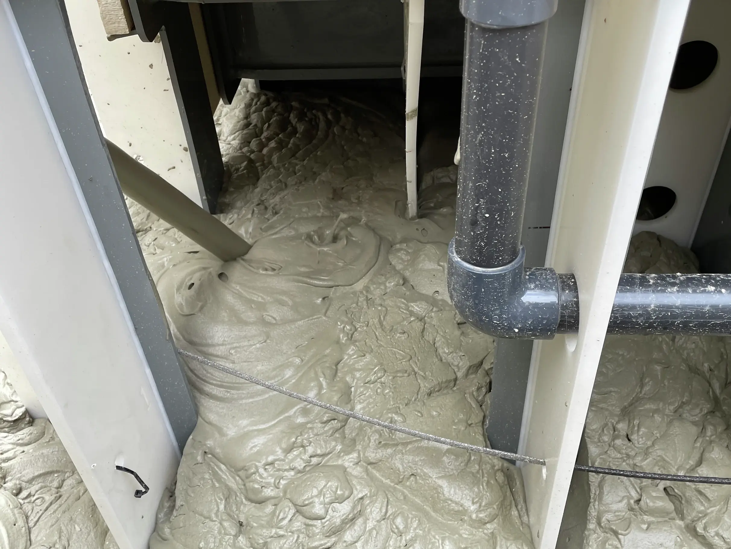 Entretoises et fixations d'une cuve de piscine pendant le remblayage avec du béton cellulaire Fixit POR