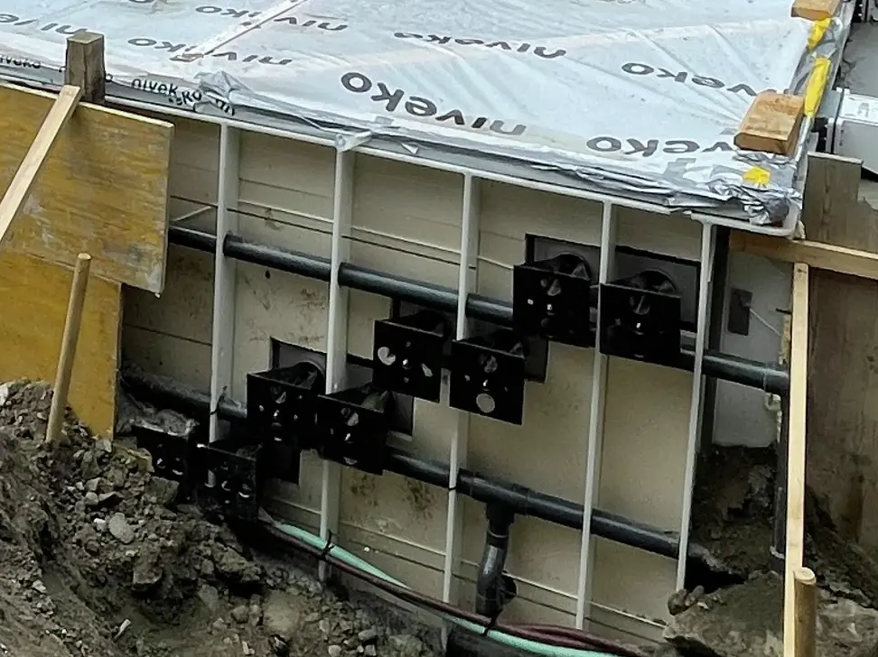  Cuve de piscine haut de gamme dotée de traverses et de marches d'escalier suspendues, fixées à l'extérieur du coffrage