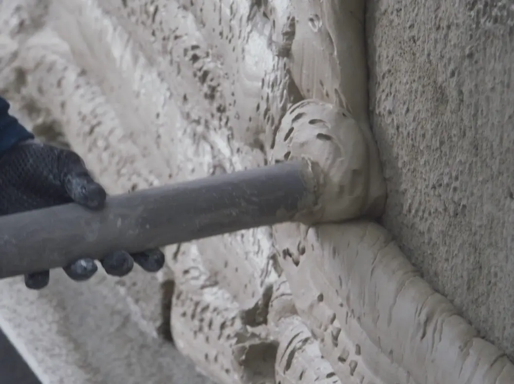 FOME® Spritzdüse an der Wand mit dem aufgeschäumten Dämmputzmaterial