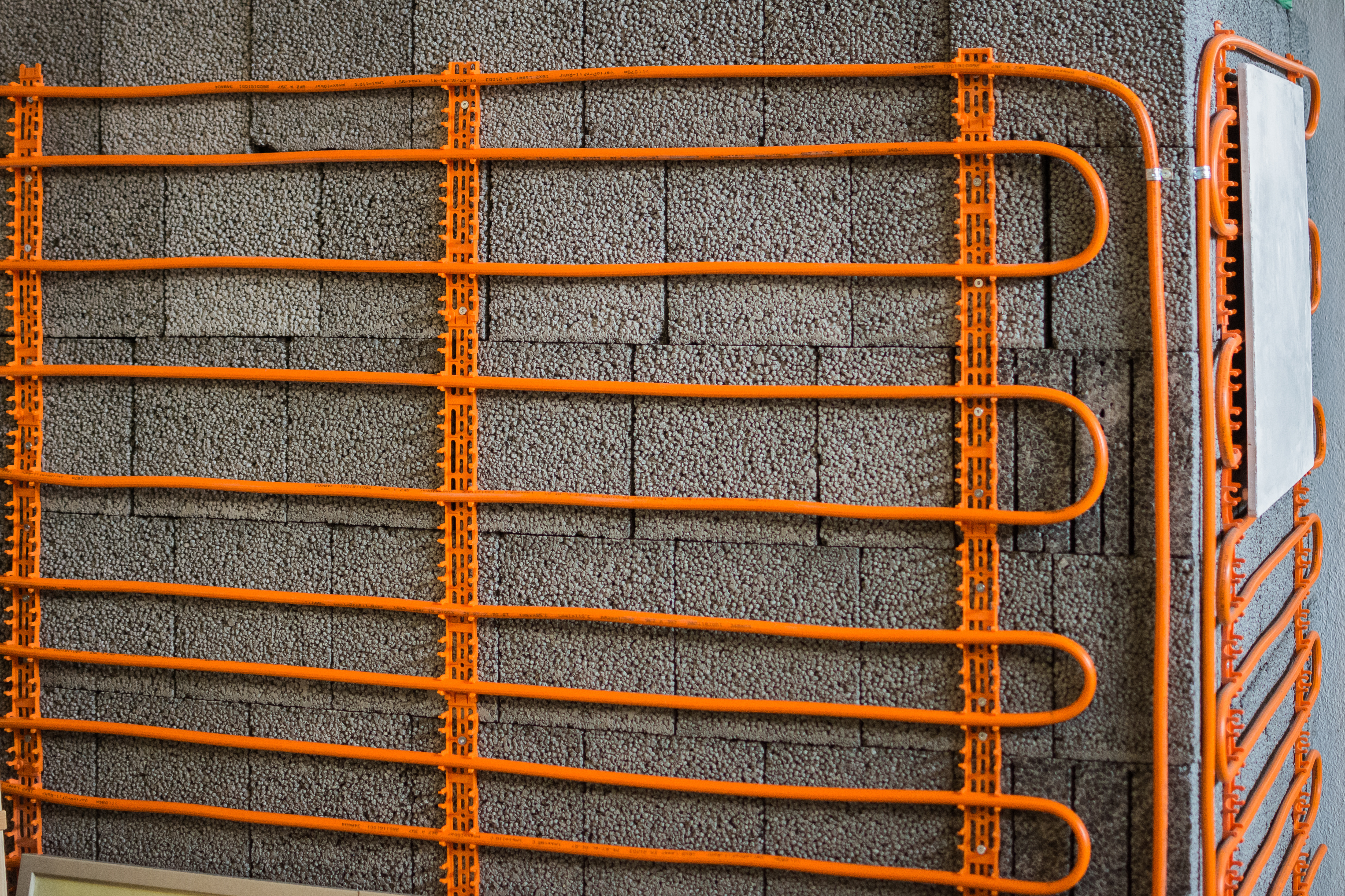 Wandheizung an einer unverputzten Wand 