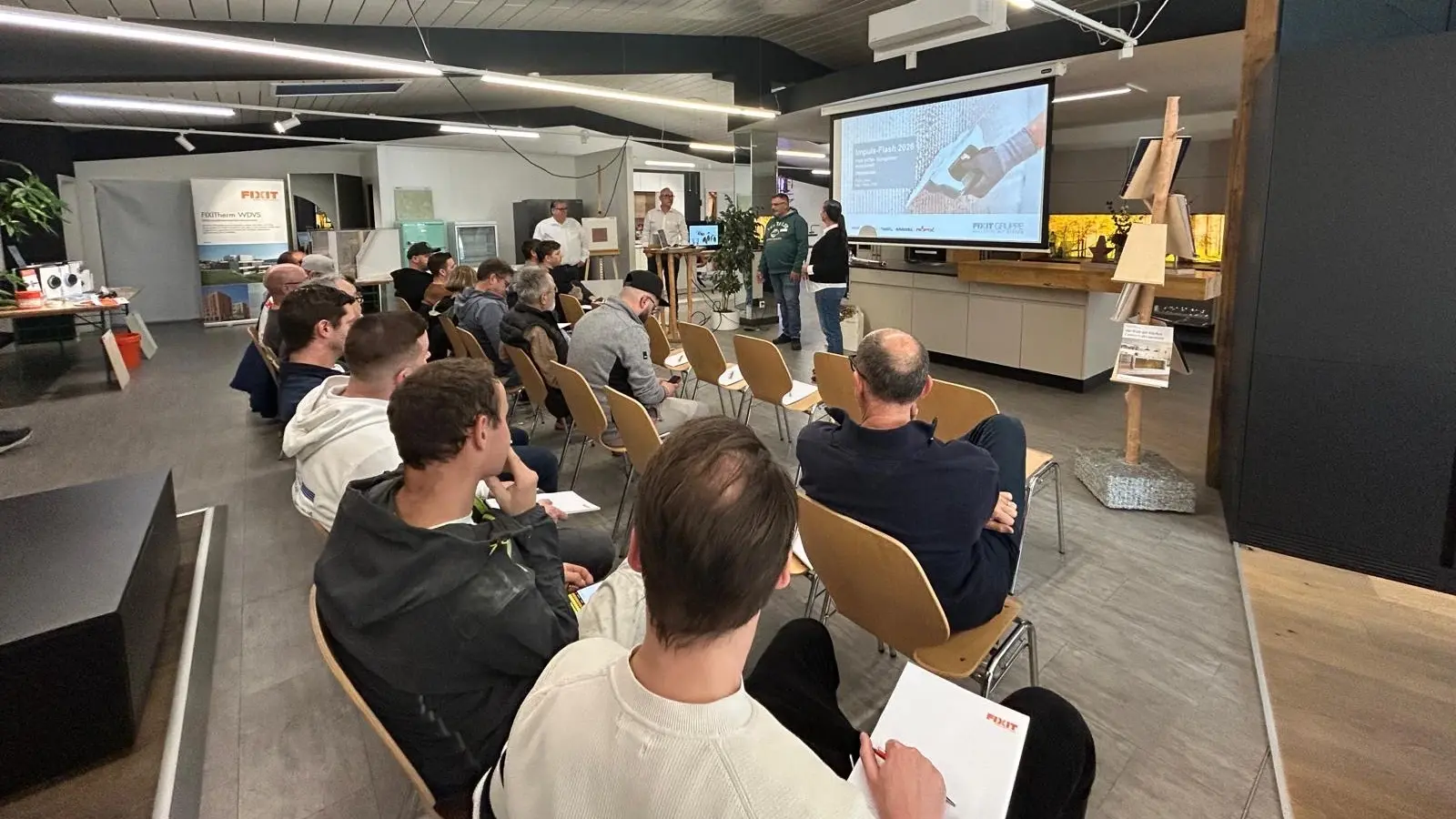 Rana Mehaidli begrüsst die Teilnehmenden am Impuls-Flash bei der Bringhen AG in Visp