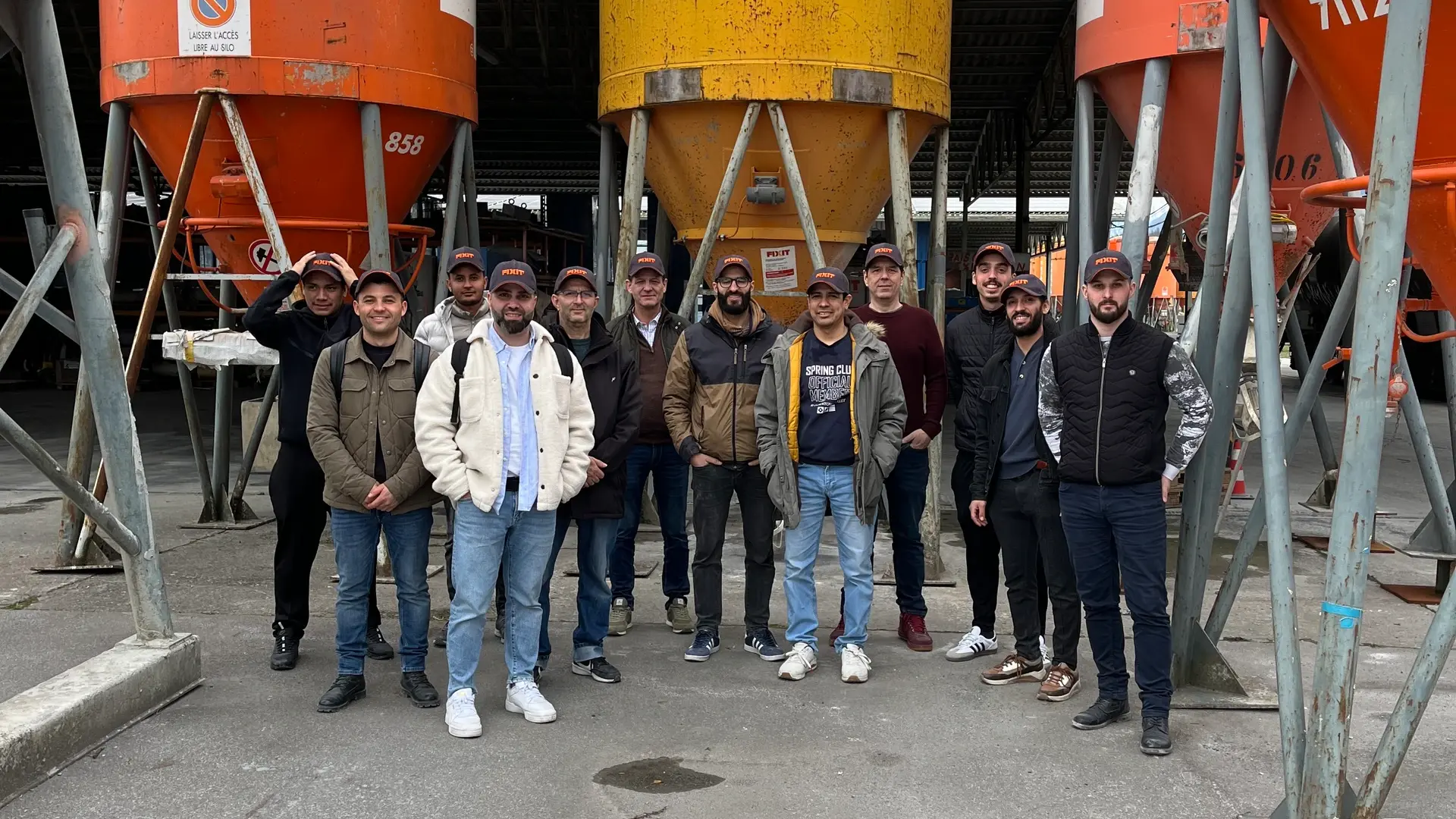 Gruppenfoto der Auszubildenden der AFGPG vor drei Silos im Aussenbereich