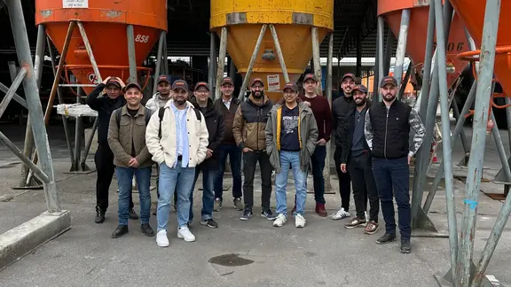 Gruppenfoto der Auszubildenden der AFGPG vor drei Silos im Aussenbereich