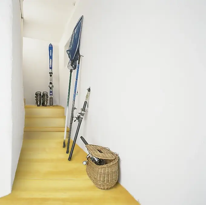 Kellerflur nach der Sanierung mit Fixit 210 Hydroment mit weiss verputzten Wänden und einem Bodenlag