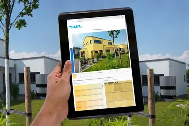 Modernes Haus im Fokus auf HASIT Fassadenkonfiguration auf dem Tablet 