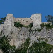 Außensicht auf die gesamte Burgruine Hohengerhausen mit dem aufwändig restaurierten Mauerwerk.