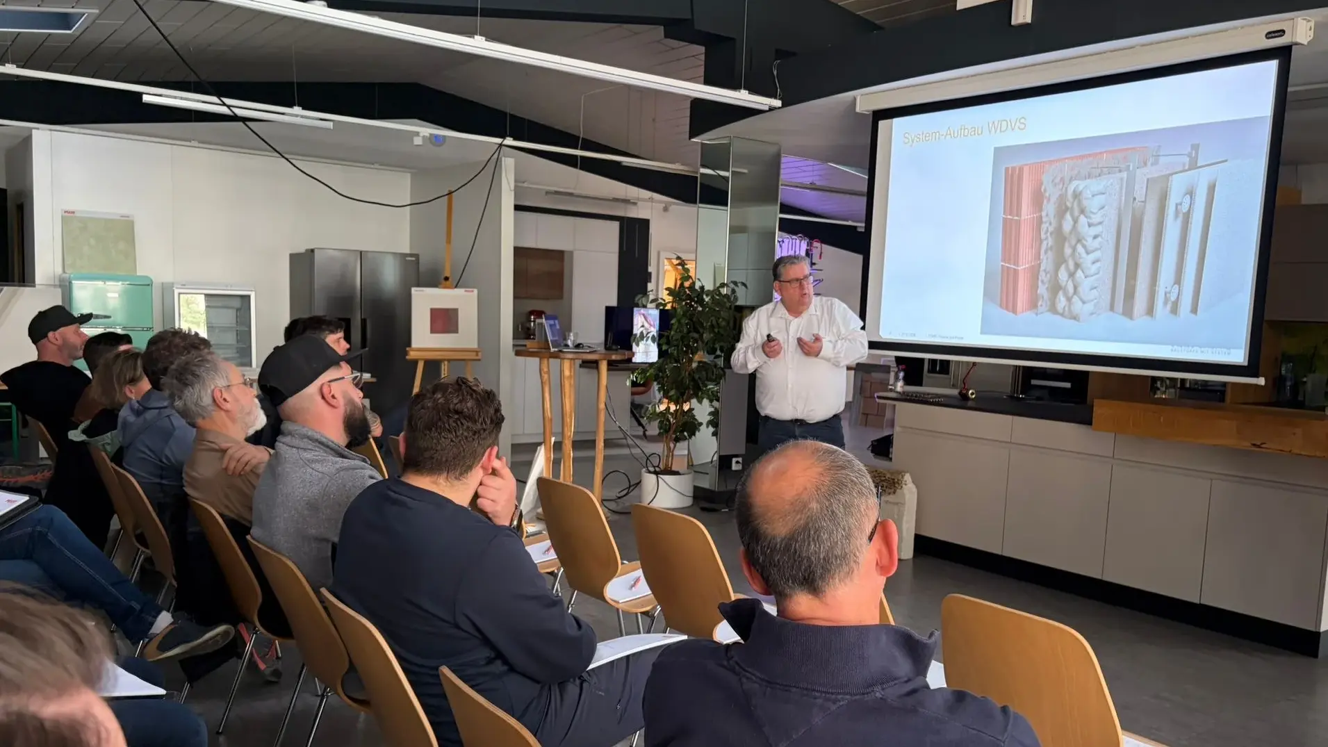 Werner Wälle präsentiert den Schichtaufbau vom FOME® Dämmputzsystem im Vips