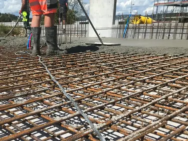 Les treillis d'armature en acier sur une fondation extérieure sont remplis de béton projeté.