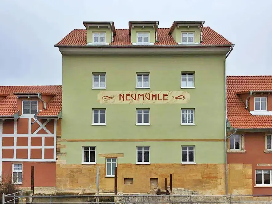 Vorderansicht der Fassade der Alten Mühle in Neukunststadt