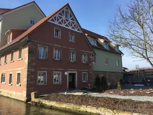 Seitenansicht der Fassade der Alten Mühle in Neukunststadt