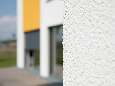 Detailansicht einer Putzstruktur an der Außenfassade eines sanierten Gebäudes