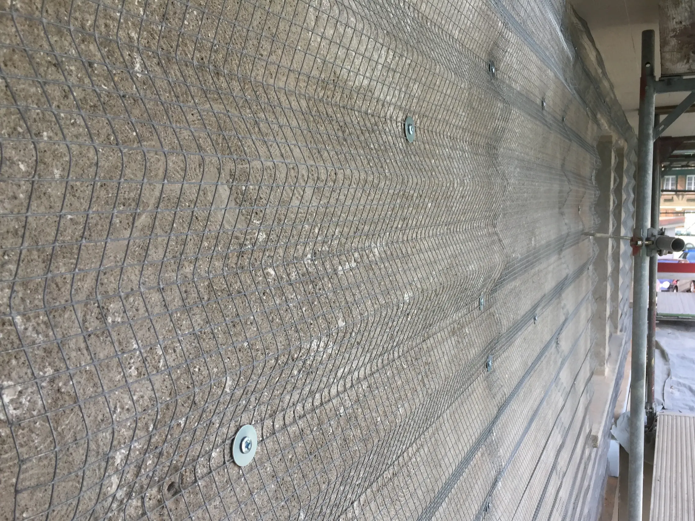 Mit horizontal angebrachten Wellen montiertes Armanet®-ISO (Welnet) Putzträgergitter