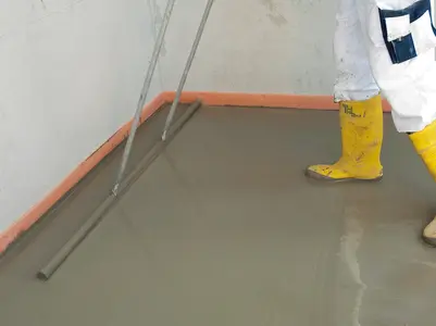 Verarbeitung von Zementschnellestrich auf dem Boden