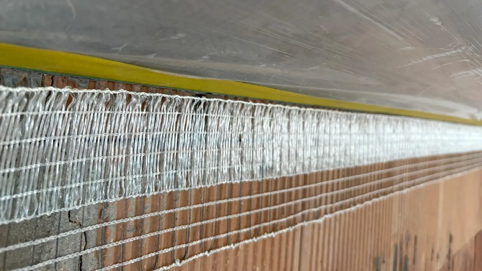 Stucanet® Easy Fix für Mörtelfuge überdeck die Fuge vom Einsteinmauerwerk an die Betondecke