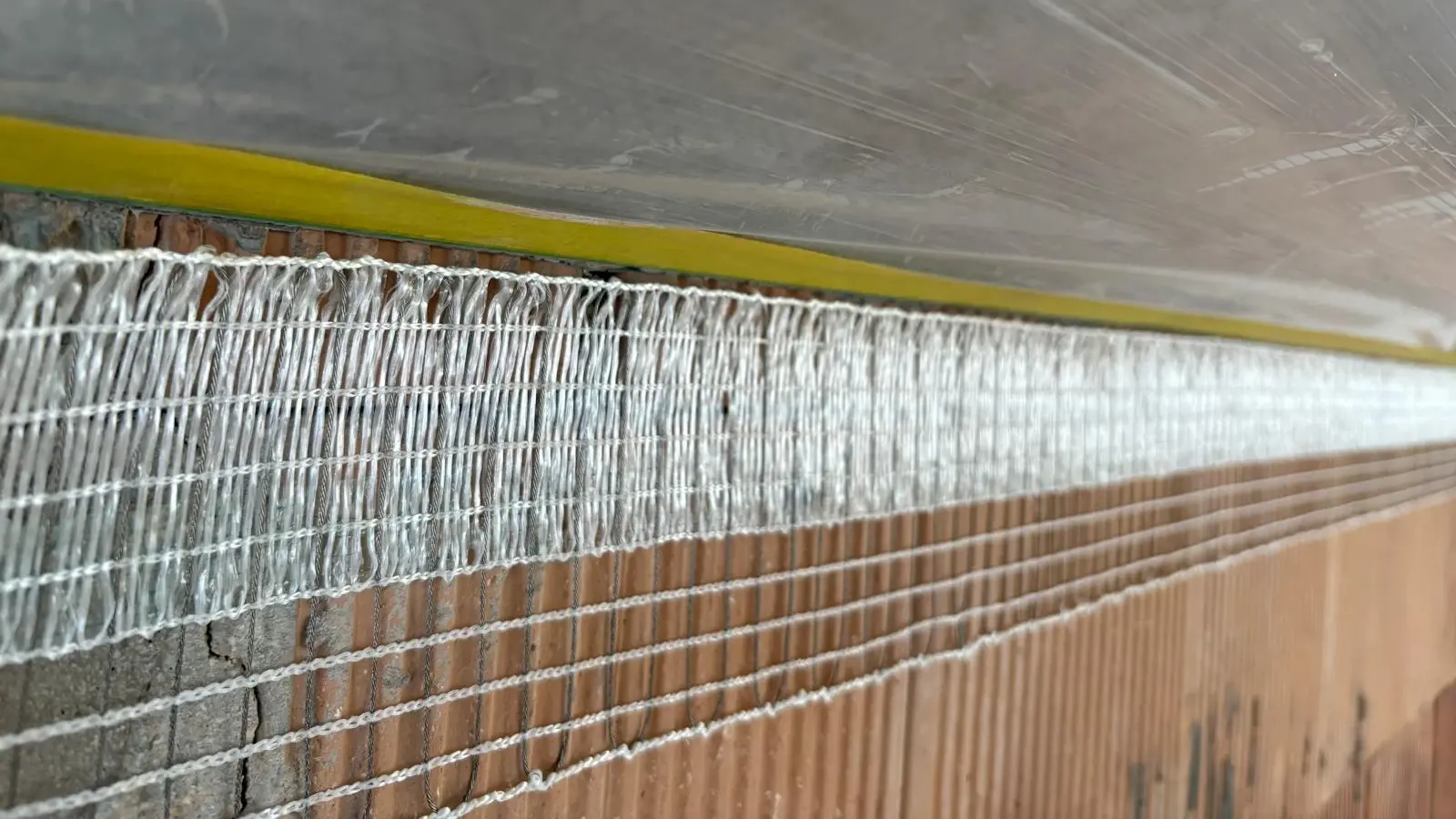 Stucanet® Easy Fix für Mörtelfuge überdeck die Fuge vom Einsteinmauerwerk an die Betondecke