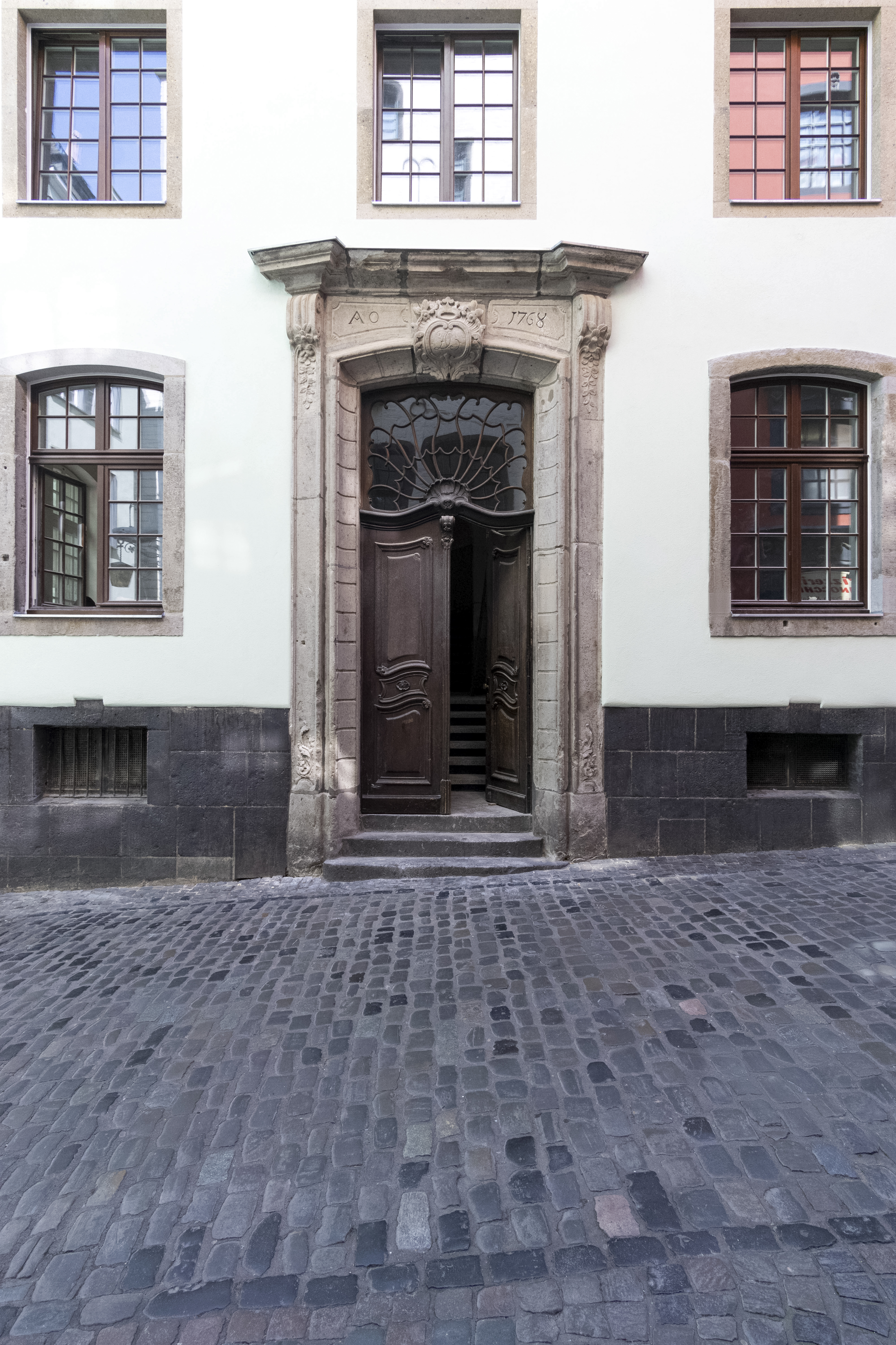 Der historische Eingangsbereich wurde mit großer Sorgfalt saniert