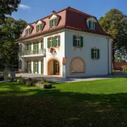 Außenperspektive der Villa von der rechten vorderen Ecke