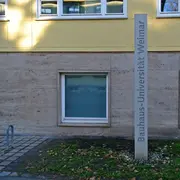 Eine Säule mit der Aufschrift 'Bauhaus-Universität Weimar'