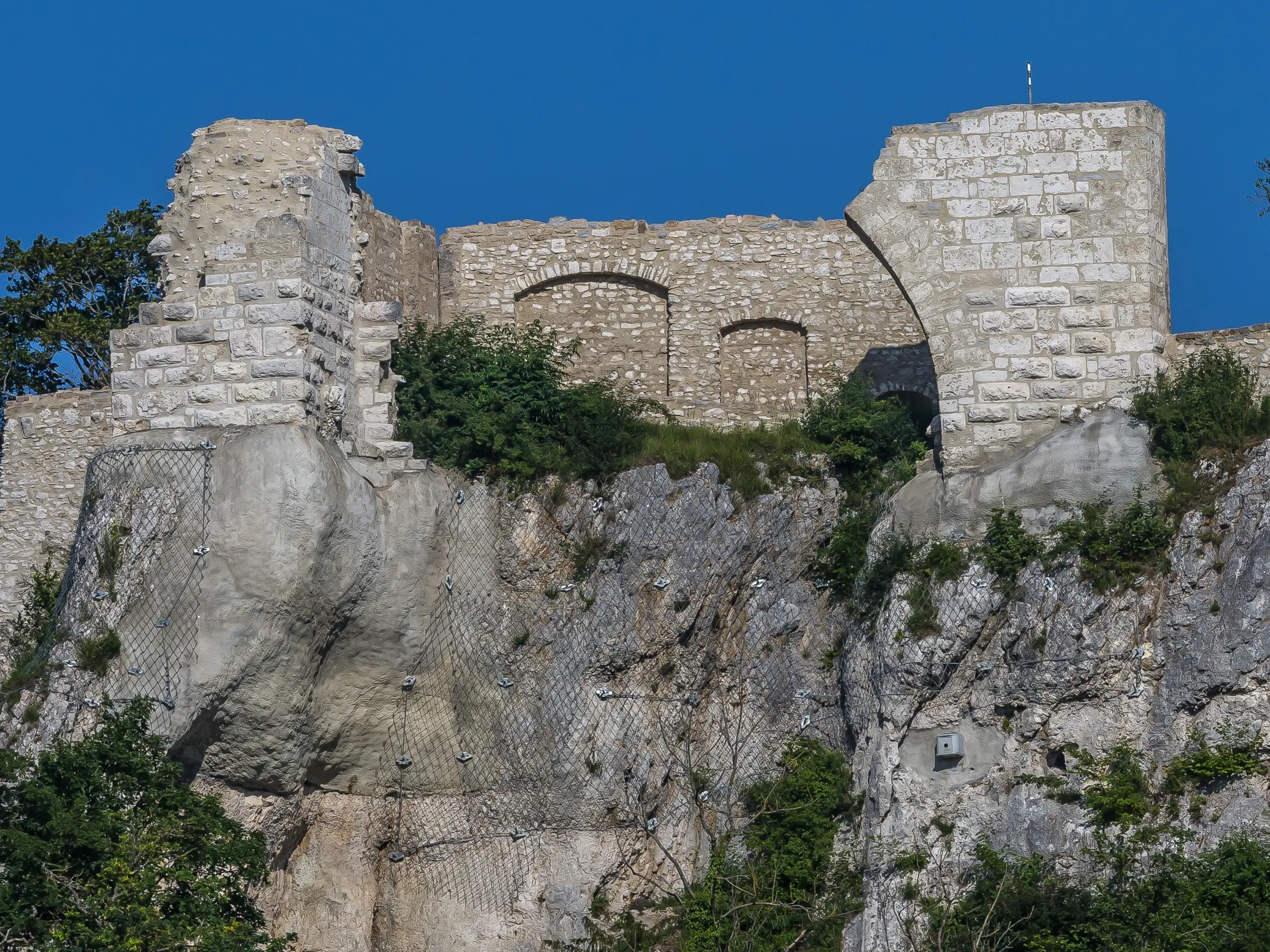 Burgruine Blaubeuren mit saniertem Mauerwerk