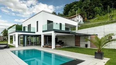 Modernes Einfamilienhaus mit Pool und weiss verputzter Aussenfassade mit Wärmedämmverbundbsystem