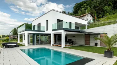 Maison individuelle moderne avec piscine et façade extérieure crépie en blanc avec système composite d'isolation thermique